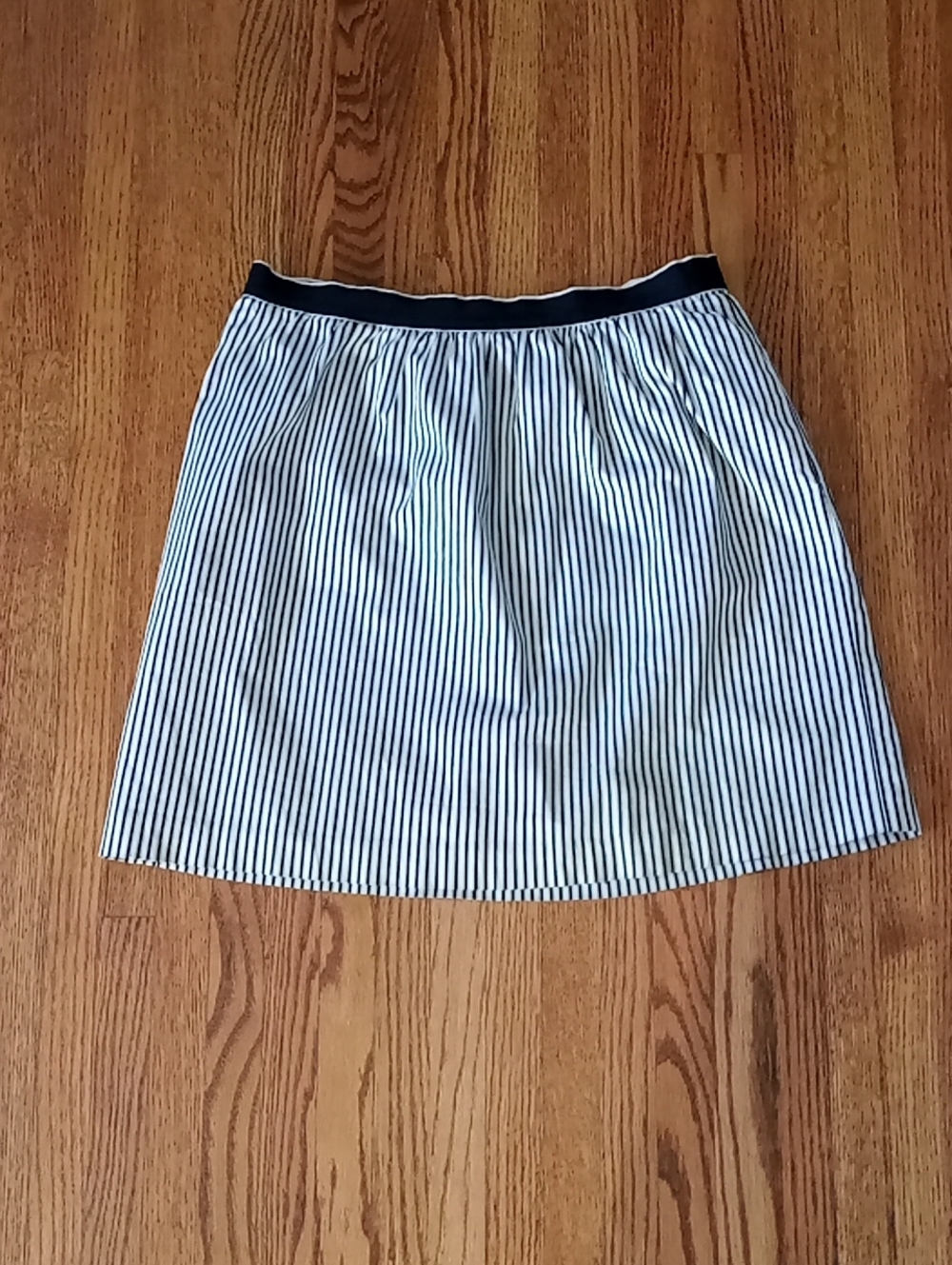 Club Monaco White/Black Striped Skirt Pockets Size 6 W 14.5" L 17.5"